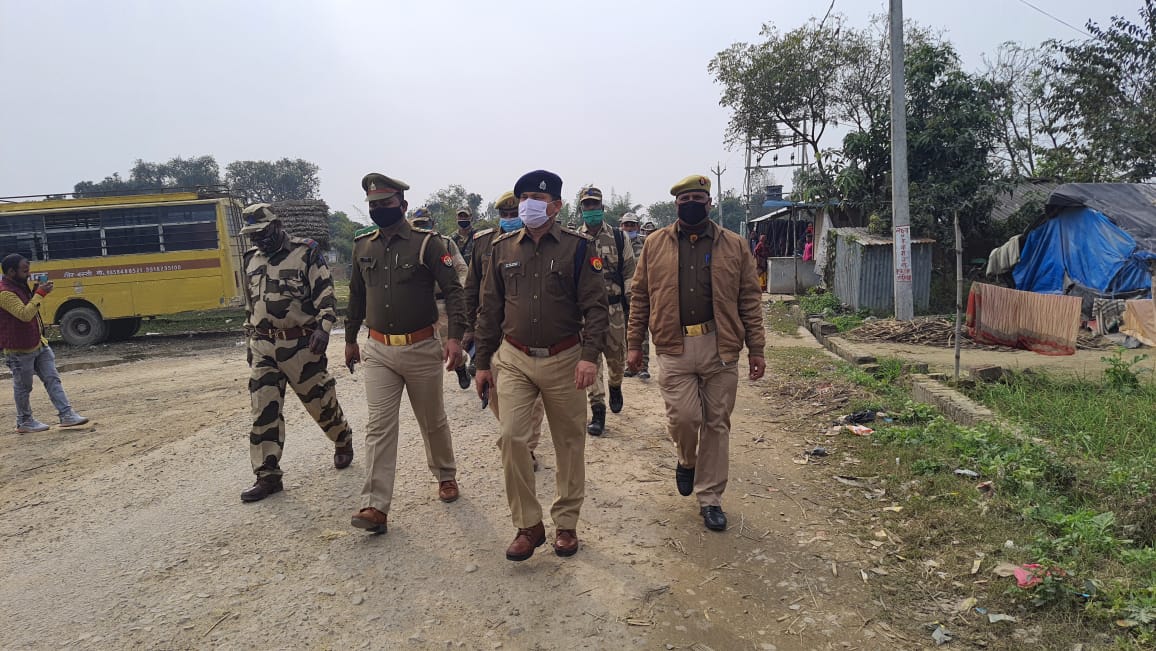 gaurpolice's tweet photo. #Bastipolice #CoHarraiya #SHOgaur द्वारा #CISF फोर्स के साथ थाना गौर क्षेत्र में शांति व सुरक्षा व्यवस्था बनाए रखने हेतु फ्लैग मार्च किया गया एवं आदर्श आचार संहिता के दृष्टिगत क्षेत्र में सक्रिय रहकर आमजन को सुरक्षा का एहसास दिलाया गया। https://t.co/F9QCcO0oE8