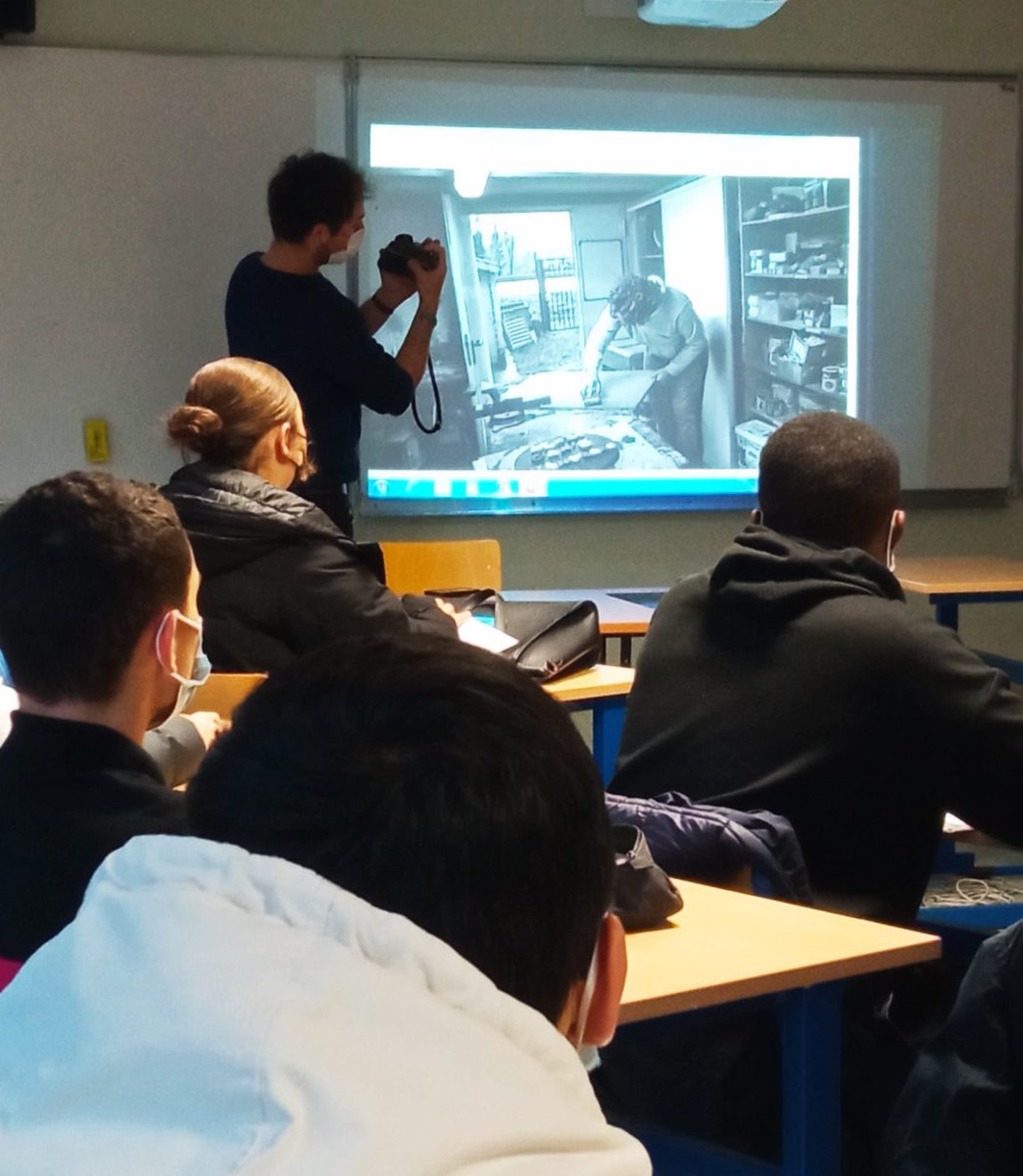 Première séance de travail entre les élèves de 2e de la  #classemédias du lycée Paul Eluard <a href="/VilleSaintDenis/">Ville de Saint-Denis</a> et le journaliste photographe <a href="/EdouardElias/">Ed</a>. Début d’une séquence qui les conduira à réaliser eux-mêmes un reportage  photo. 
#EducMediasInfo #EducAuxImages