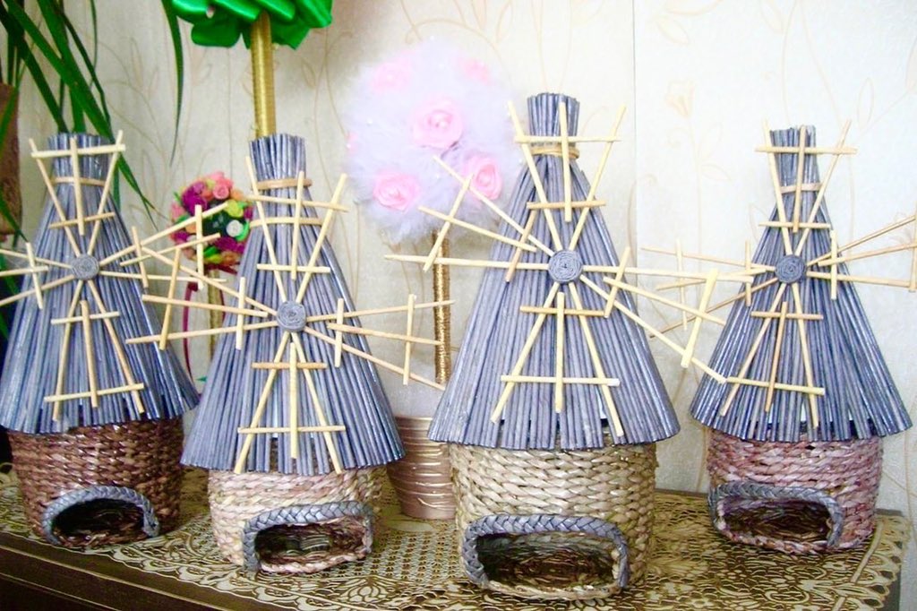 🧺 Надежда Слюсарь из Пестравки как-то увидела в интернете видеоролик по плетению корзинок из бумажной лозы. Творческий человек по натуре, она решила попробовать это направление. Да так втянулась, что уже шесть лет не может остановиться.

#АгроИнформ <a href="/m_r_Pestravsky/">Администрация муниципального района Пестравский</a>