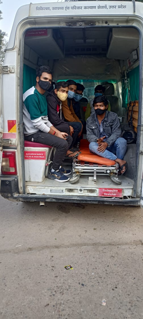 RajWatsh's tweet photo. @myogiadityanath @profalokkumar. कल से ही छात्रावासो से लगातार एंबुलेंसो का निकलने का शिलशिला जारी और जारी है विश्वविद्यालय प्रशासन का इन सभी स्तिथि को देखकर मौन बने रहते है। छात्रों के हितों का हनन कर तुम क्या पाओगे,अन्त मे छात्रों के आगे झुक ही जाओगे। 
#sanitizethehostels https://t.co/udj8dpp0cO
