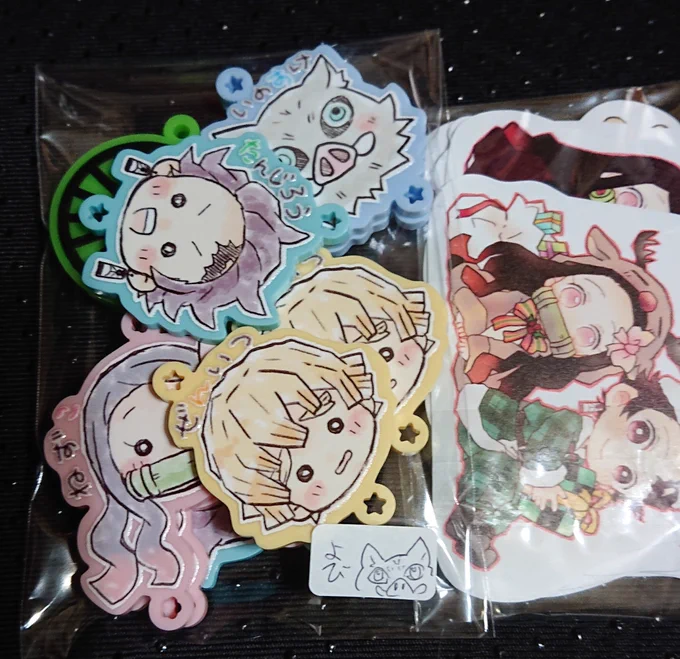 アクキー届きました✨
ほんとは鍔の下にキーホールあけてもらってそこから🎴繋げる予定だったんですが業者さんのミスっぽい…でもこれはこれで可愛いし、予備の多さと手描きの🐗が可愛いので良し🥰 
