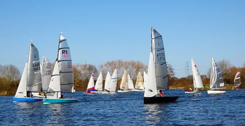 Fishers Green Sailing Club Icicle Race 2022 - 30 club members take part in 8 different classes for the first @FishersGreensc silverware of the year yachtsandyachting.com/news/245418/Fi…