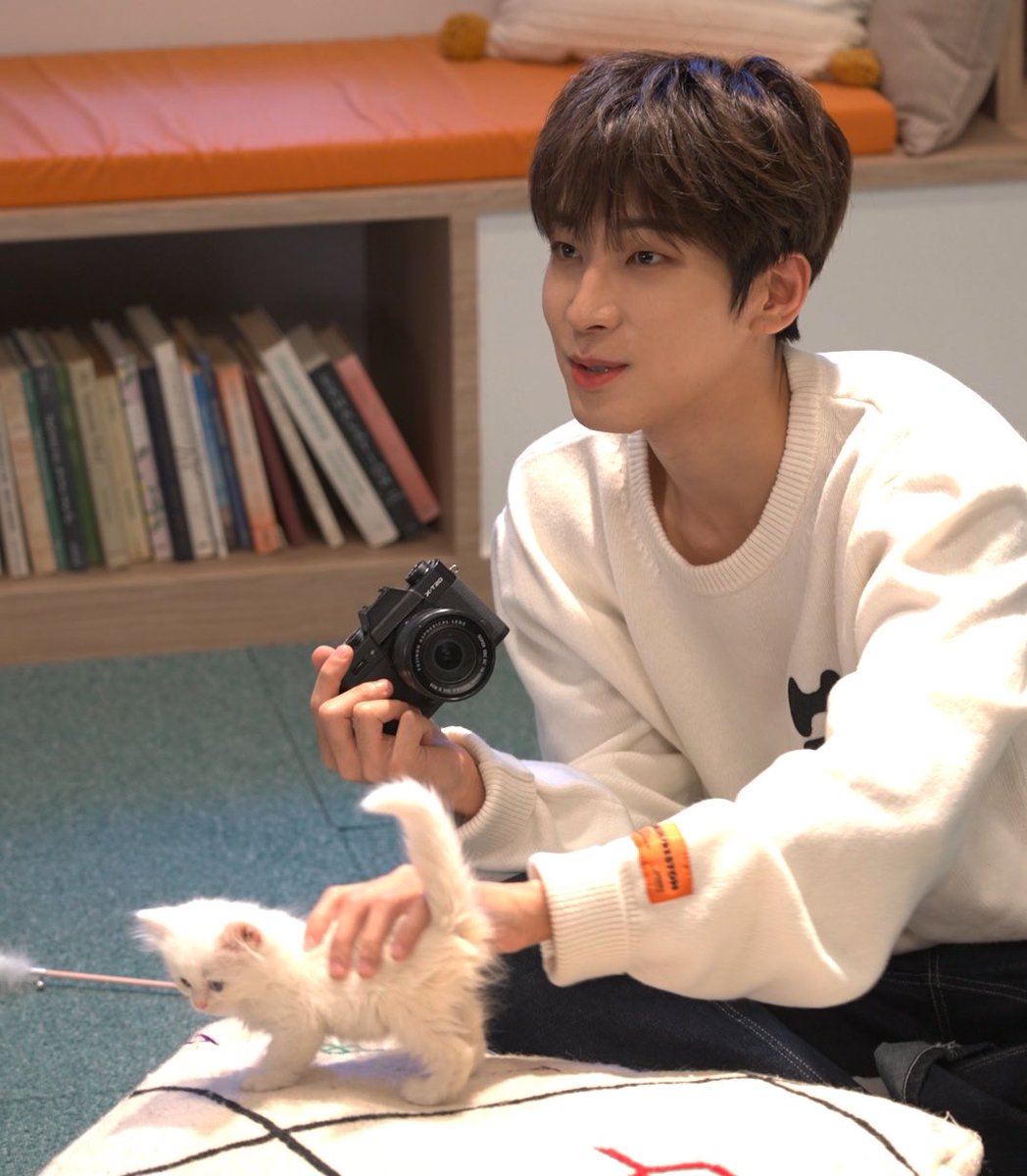 WONWOO WITH A KITTEN 😭