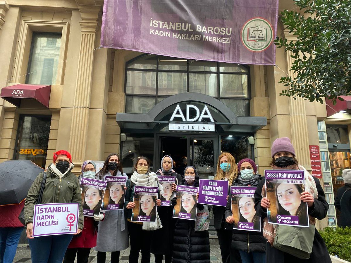 İstanbul Kadın Meclisimiz, öldürülen #DilaraYıldız için İstanbul Barosu önündeki törendeydi.

Hiçbir kadın öldürülmeyene, kadınlar eşit ve özgür yaşayana dek mücadeleye devam edeceğiz. Kadın cinayetlerini durduracağız.