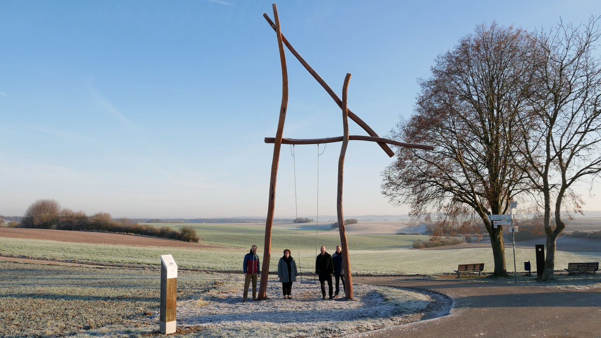 Die Erlebnispunkte #Himmelsschaukel und #Wartbaum an der Regionalparkroute  #HoheStraße sind beliebte Raststationen. Dank der Initiative der Stadt #Nidderau und des Renovierungsfonds des #Regionalparks laden sie nun wieder in neuem Glanz zum Pausieren ein.
bit.ly/3FgLYlb
