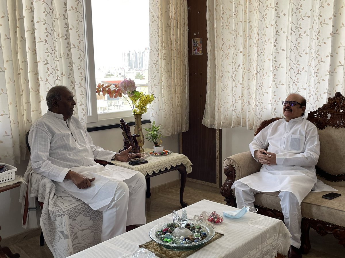 RaghuExMinister's tweet photo. @INCIndia General Secretary,Ex Central Minister Janab Tariq Anwar Ji called on me at my residence in bengaluru.When I was National General secretary of @IYC and incharge of Bihar,He Served as Bihar youth congress President.I am thankful to @itariqanwar Ji for calling on me https://t.co/Q0kHdAd2pb