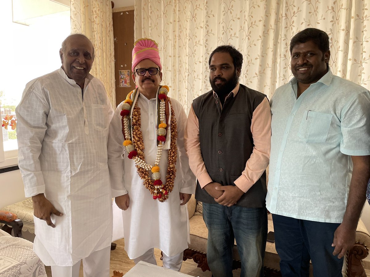 RaghuExMinister's tweet photo. @INCIndia General Secretary,Ex Central Minister Janab Tariq Anwar Ji called on me at my residence in bengaluru.When I was National General secretary of @IYC and incharge of Bihar,He Served as Bihar youth congress President.I am thankful to @itariqanwar Ji for calling on me https://t.co/Q0kHdAd2pb