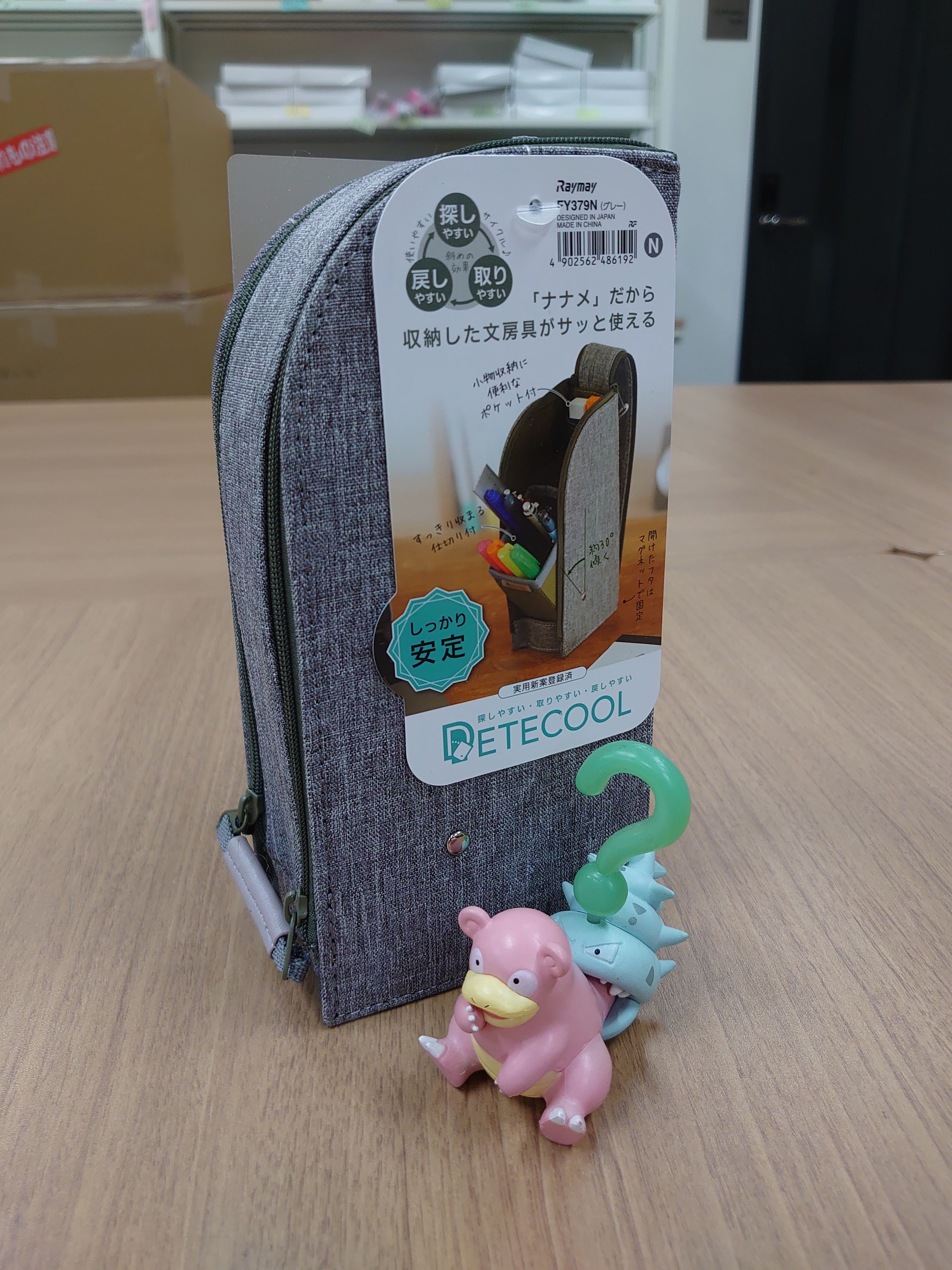 文具王のosk 公式 ヤドランと文房具物語 第69話 ヤドランとデテクールペンケース ポケモンと生活 ポケモンのいる生活 ポケモン ポケモン好きな人と繋がりたい 文房具好きと繋がりたい ヤドラン デテクール ペンケース紹介 レイメイ藤井