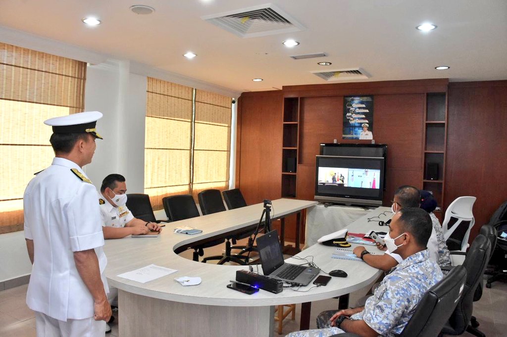 mwl3_tldm's tweet photo. KDYMM Al Aminul Karim Sultan Sallehuddin Ibni Almarhum Sultan Badlishah, Sultan Negeri Kedah Darul Aman berkenan menerima sembah menghadap YBhg PANGWILLA 3 secara sidang video. Pertemuan hari ini adalah yang pertama sejak Laksma Yee mengambil alih jawatan Panglima Wilayah Laut 3. https://t.co/35Wy97Jt5n