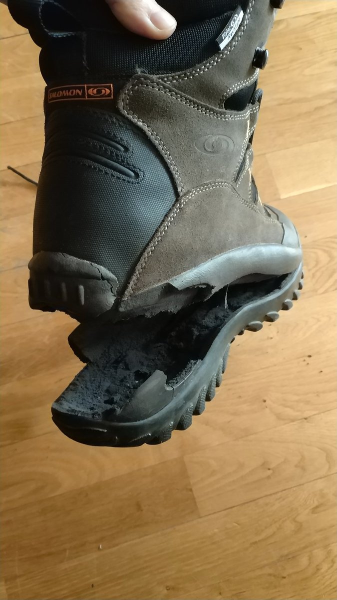 А мислев дека идеме за озбилно и дека цел живот ќе ги носам. Ми се распадна сасвим изненадно, ничим изазвана. Тажно.