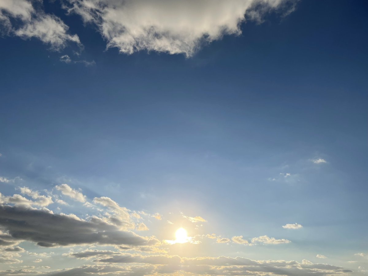 moka575117's tweet photo. 今日も1日ありがとうございました🤗

　しっかりと青空を味わうことができました🤗📱☁️☀️☁️ https://t.co/gMMMfZvFbA