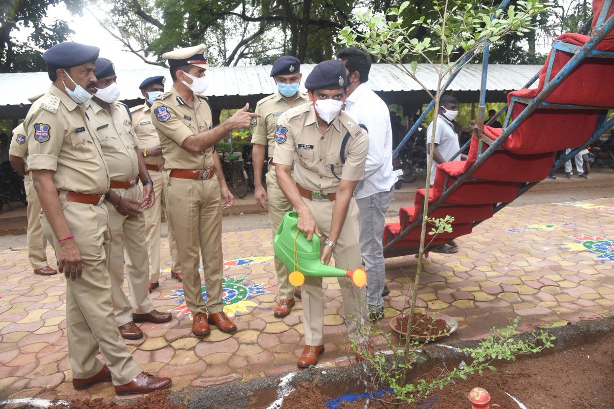 ADDLDCP_WGL's tweet photo. స్వామి వివేకానంద జయంతిని పురస్కరించుకొని నేడు వరంగల్ పోలీస్ కమిషనరేట్ లోని స్వామి వివేకానందుడి విగ్రహనికి @cpwrl డా.తరుణ్ జోషి IPS, అదనపు డీసీపీ శ్రీ పోతరాజు సాయిచైతన్య IPS గార్లు పూలమాలలు వేసి ఘనంగా నివాళులు అర్పించడం జరిగింది.

@TelanganaDGP @TelanganaCOPs
#NationalYouthDay https://t.co/87VVK4CJHc