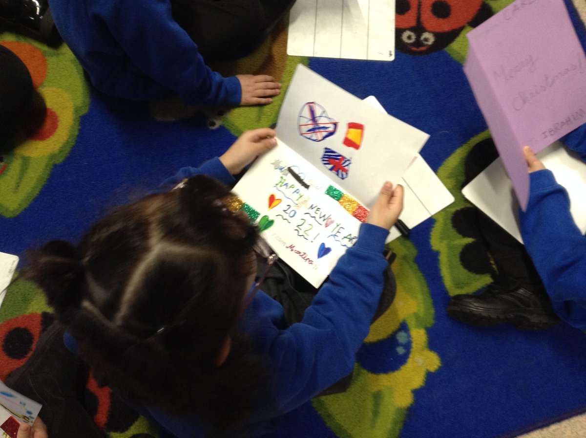 MarshfieldPS's tweet image. An exciting delivery to Rabbits class this morning gracias to our link school Colegio Fuentelarreyna for the beautiful cards @AcademyCAT1 @Victoria_HARTF #internationallearning #AweWonderWow