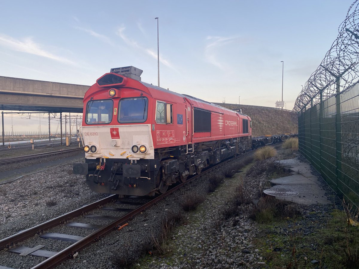 KevinDeruyck's tweet photo. Tโmag zoโn weer blijven ๐ #eindelijkdroog #rangeren #treinbestuurder #Class66 https://t.co/GaKt8fphkr