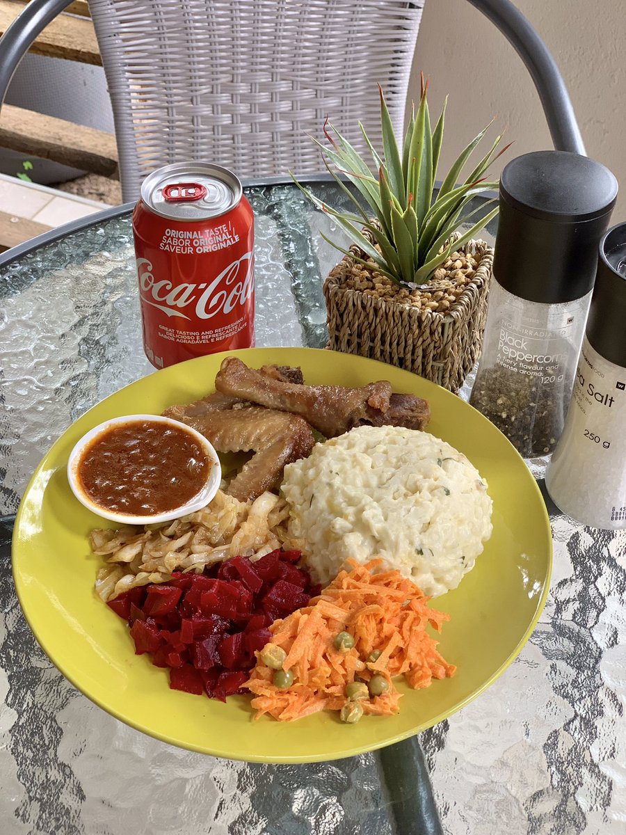 VisokaKitchen's tweet photo. Sun☀️or rain 🌧 we are here!!! ready to serve you the best of local cuisine 😋 that great #traditionaldish on a #Wednesday with #delele #morogowadinawa #samp #lebelebele #mabele #kokoyasetswana how can you not grab a plate 🤷🏾♂️ lunch is been served now ❗️#KwagaMavis #VisokaKitchen https://t.co/m11BvrFlF7