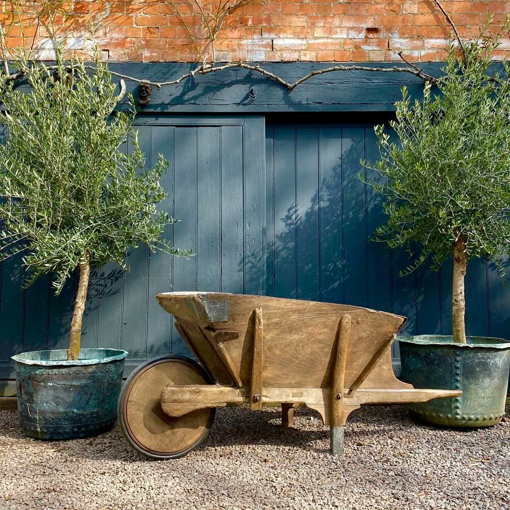 AntiqNewsFairs's tweet photo. This impressive and rare English elm wheelbarrow is from #BathDecFair newbie @stagandsquire. Get your complimentary ticket via https://t.co/teoC7chSSL | 31 March - 3 April 2022 #BathDecorativeAntiquesFair #AntiquesFair #AntiquesFairBath #BathAntiques #DecorativeAntiques https://t.co/iLSg9Y9CSK
