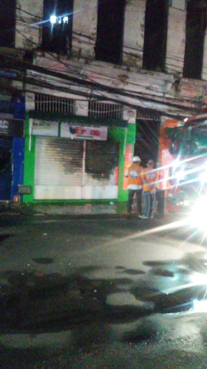 cbmba193's tweet photo. Incêndio debelado. Não houve feridos e a causa ainda é desconhecida. Engenheiros da Codesal estão realizando a avaliação na edificação. Pelo menos 21 bombeiros militares e nove viaturas, além de um carro pipa da Limpurb atuaram no combate. https://t.co/DnZ1u1kB82