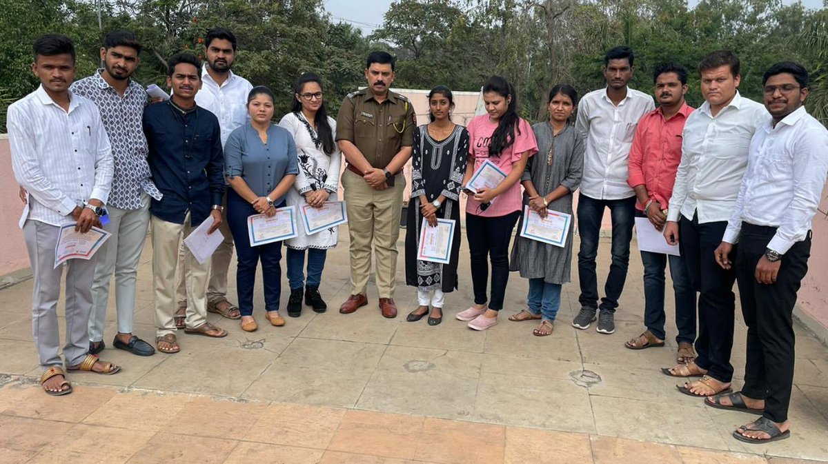 युवा दिनानिमित्त सोलापूर येथे यिन पदाधिकारी शपथविधी कार्यक्रम घेण्यात आला कार्यक्रमासाठी माननीय विजय कुमार चव्हाण कमांडंट एस आर पी फ़ोर्स यांची उपस्थिती लाभली.
#yin #yinforchange #sakal #sakalnews #nationalyouthday #youth #youngleaders #younginspiratorsnetwork #SwamiVivekananda