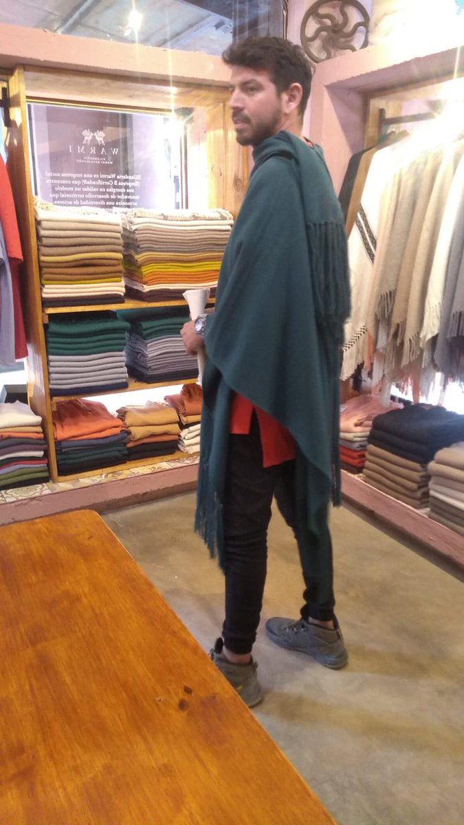 Matigomezgrosso's tweet photo. Buenas, soy solo un humilde chico del #TeamInvierno que en verano compra ruanas y las usa jajaja. https://t.co/7jfouzMnRo