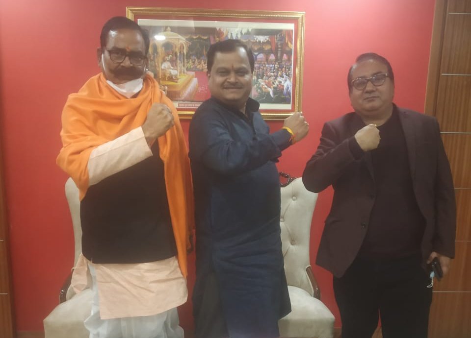 LavakusaT's tweet photo. सुदर्शन न्यूज के अध्यक्ष, प्रबंध निदेशक और एडिटर इन चीफ टीवी शो बिंदास बोल के मेजबान सुरेश चव्हाणके जी के साथ दिल्ली में विशेष मुद्दो को लेकर मुलाकात करते पं राजेन्द्र नाथ त्रिपाठी जी,अ.भा.ब्रा.महासभा रा की अनुशांगिक शाखा शिक्षा प्रकोष्ठ के उत्तर प्रदेश अध्यक्ष डा.संजीव शर्मा जी https://t.co/vkruUOrQ5l