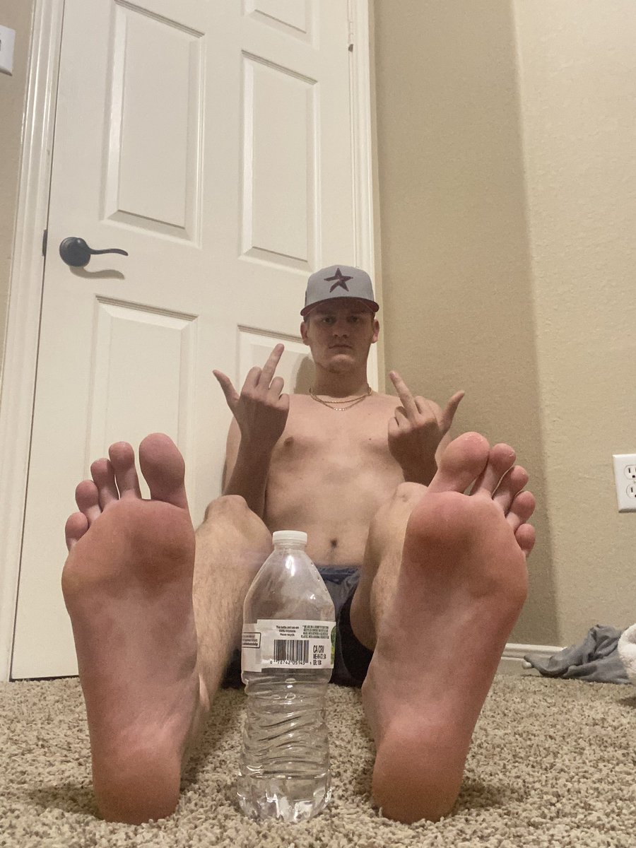 mastermikehawk's tweet photo. Subs don’t call me Magnum for no reason😈 look at this water bottle next to these size 14’s🙈 get in my DM now and send me some breakfast money💸 @PromoRTpig @rt_slave_ma @rt_feet @RT4Masters @master_updates @CockyStr8boyz @BestFootMasters @MasterJockPromo @varsityjox @RT4Kings https://t.co/DjJ31dhs9z