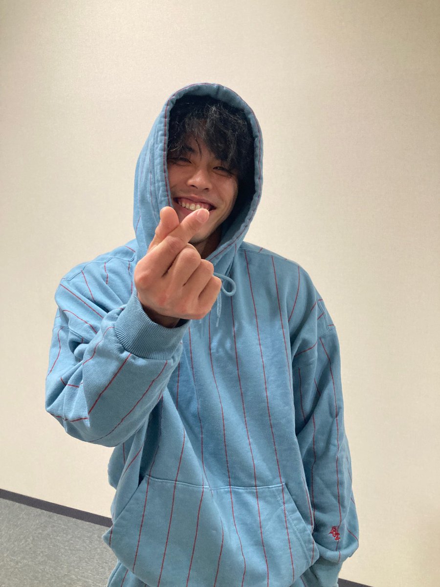 chibalotte's tweet photo. 寮でまたこの男をみつけてしまいました、、、なかなか見られないオフモードの #小川龍成 選手！カメラを向けると、お気に入りのキュンポーズです！#chibalotte #広報 https://t.co/U3jW5VTRgC
