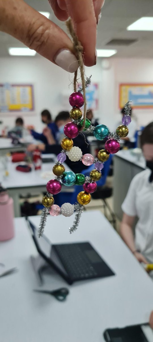 JESSScienceDept's tweet photo. Missing Christmas already? Only another 342 days to go....but Y10 have got you covered till then! Here they are making DNA decorations! 🎄#JESSBiology #JESSyr10 #JESSChallenge #JESSIndependent https://t.co/Wuo7UTHg7Q