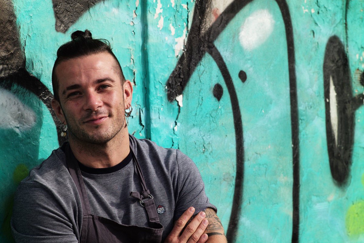 “Toda historia tienes sus #Raíces”. Muy pronto llegará a <a href="/rtveplay/">RTVE Play</a> la serie documental de <a href="/carlosmchef3/">Carlos Maldonado</a> bajo el nombre de “Raíces” y <a href="/HernanZin/">Hernán Zin</a> en la dirección. Viajaremos a los orígenes de nuestro ganador de #MasterChef y conoceremos su universo de la mano de sus seres queridos.