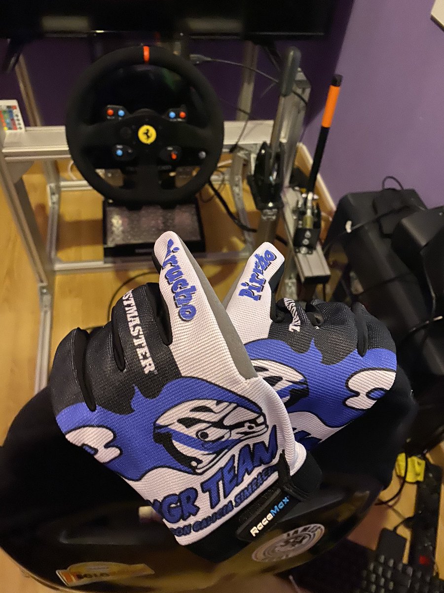 Guantes nuevos para la temporada 2022!! A ver si así no se notan tanto los muñones que tengo por manos 😅😅 muchas gracias a @XGRteam y <a href="/RaceMax2/">RaceMax</a> por estos estupendos guantes personalizados!! Vamos allá!!! Gas!!!