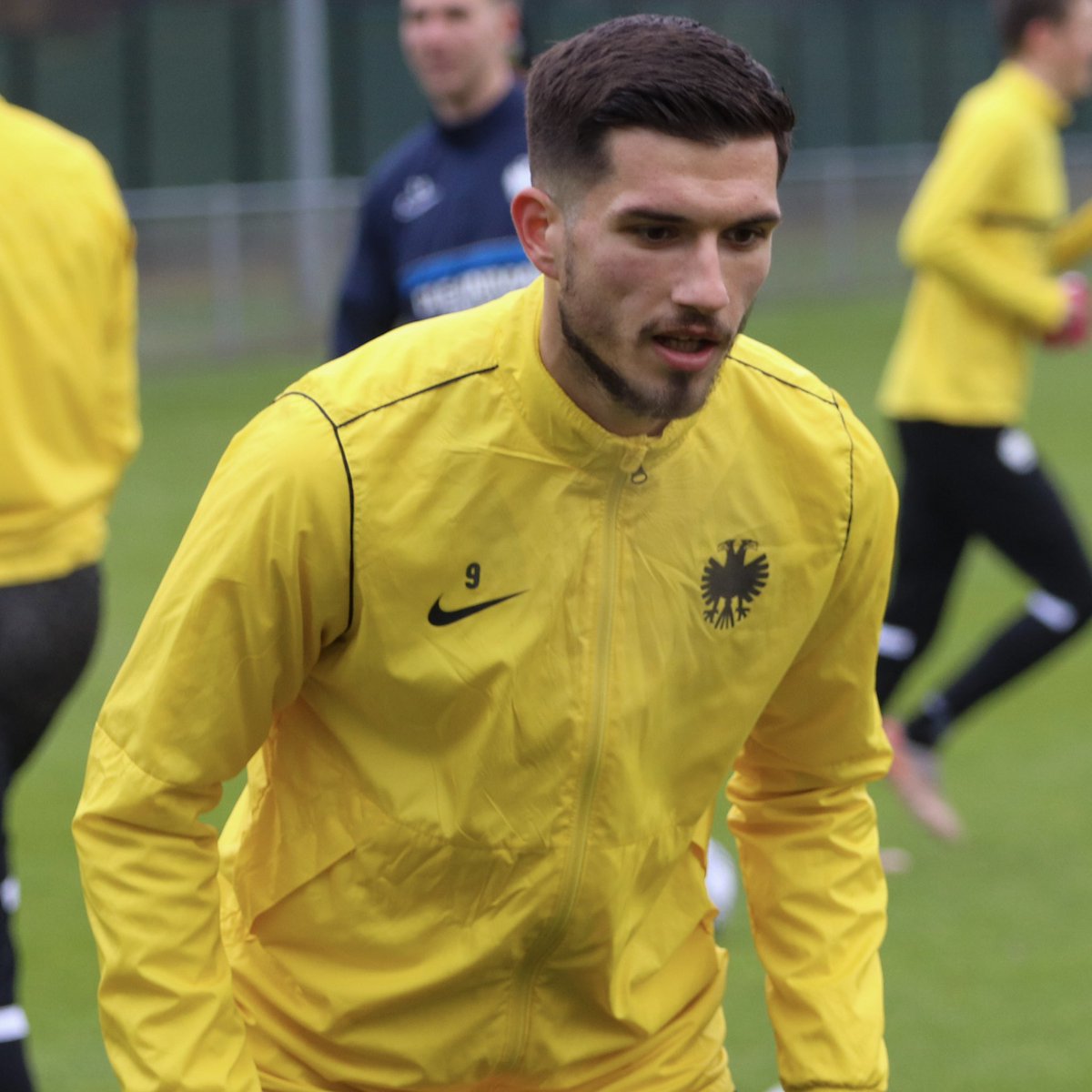 MijnVitesse's tweet photo. 𝗔𝗱𝗿𝗶𝗮𝗻'𝘀 𝗳𝗶𝗿𝘀𝘁 𝘁𝗿𝗮𝗶𝗻𝗶𝗻𝗴 𝘀𝗲𝘀𝘀𝗶𝗼𝗻😎
#Vitesse #spitsuur #Grbic https://t.co/bCbrAra5kS