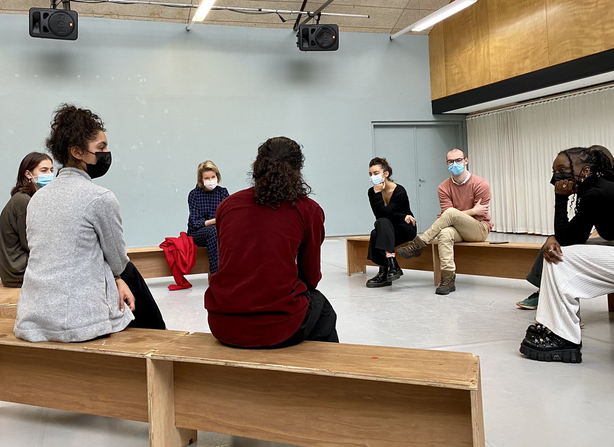🙏 Elle s’entretient également avec la fondatrice de l’établissement, Anne Teresa De Keersmaeker, et les membres du personnel. La Reine souhaite ainsi encourager le secteur de la culture, et en particulier les étudiants en art, en ces temps difficiles.