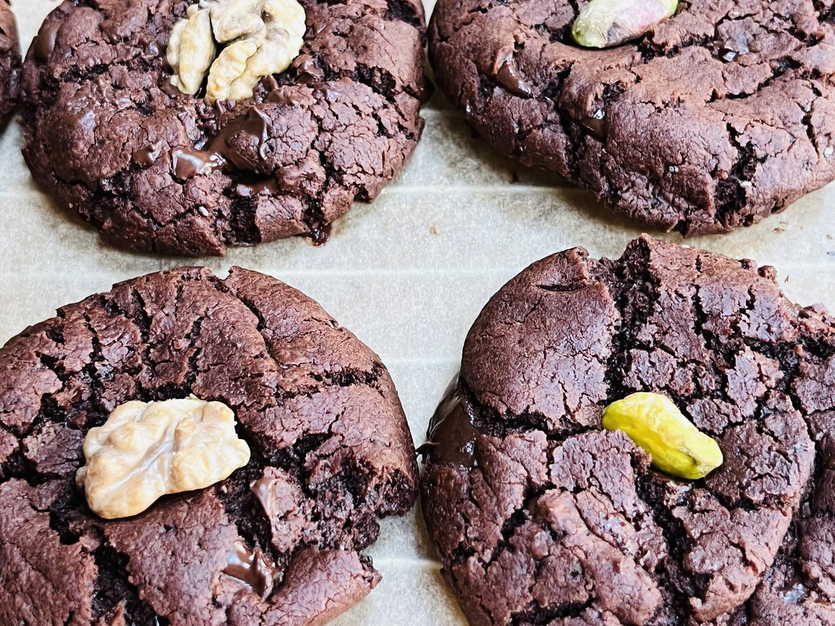 Anyone want one? 😋🍪#veganbaking #Veganuary 💚#chocolatecookies