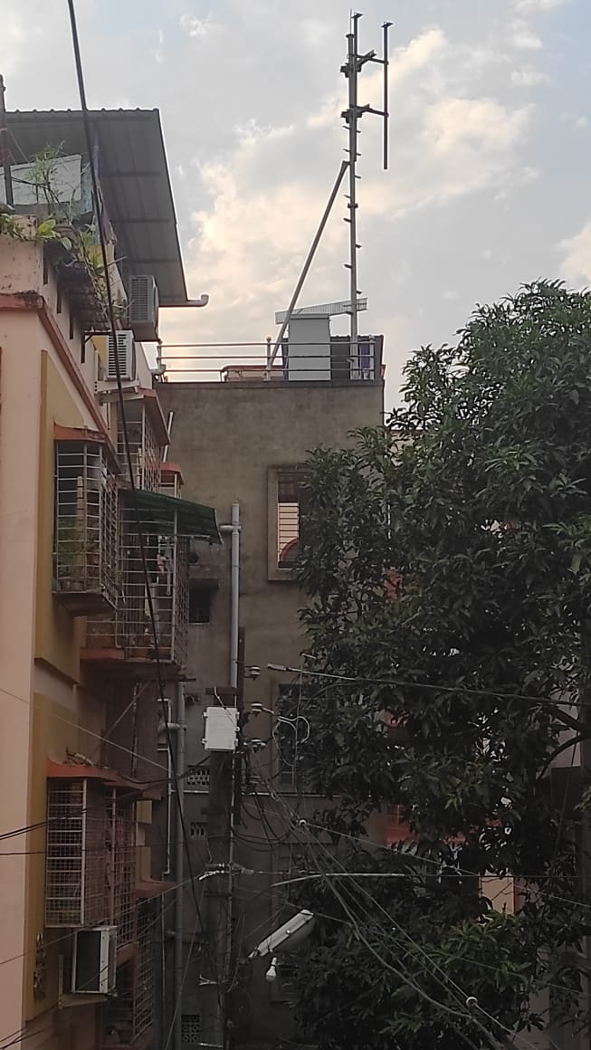 Mobile tower being  placed in the middle of a congested residential area. House owner is TMC cadre &amp; issuing open threats.  <a href="/MamataOfficial/">Mamata Banerjee</a> <a href="/FirhadHakim/">FIRHAD HAKIM</a> @FirdousiBegmMLA People's health and safety is at stake here. Garia Place Ward 29. Rajpur Sonarpur Municipality. Sonarpur Uttar