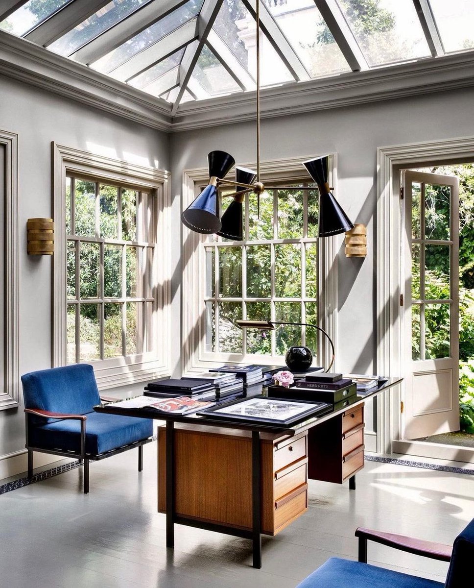 micucci_store's tweet photo. London Townhouse designed by Dimore Studio for the founders of @Dsquared2, where the home office, with Osvaldo Borsani chairs and a vintage desk and table lamp, opens up to the garden giving a sense of tranquillity, perfect for the working day. #dimorestudio #homeoffice https://t.co/TW45Yh81Hg