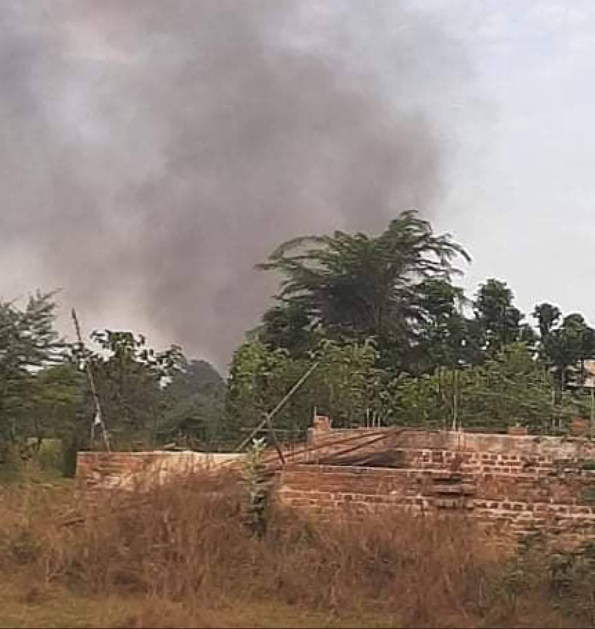 Sayjin15's tweet photo. Massic SAC forces raided Yaylal Kyun, Yesagyo Tsp, &amp; set houses on fire since this morning. SAC troops fired gunshots &amp; villagers are preparing to flee. #CrimesAgainstHumanity #2022Jan12Coup #WhatsHappeningInMyanmar https://t.co/RSA2DcQhoA
