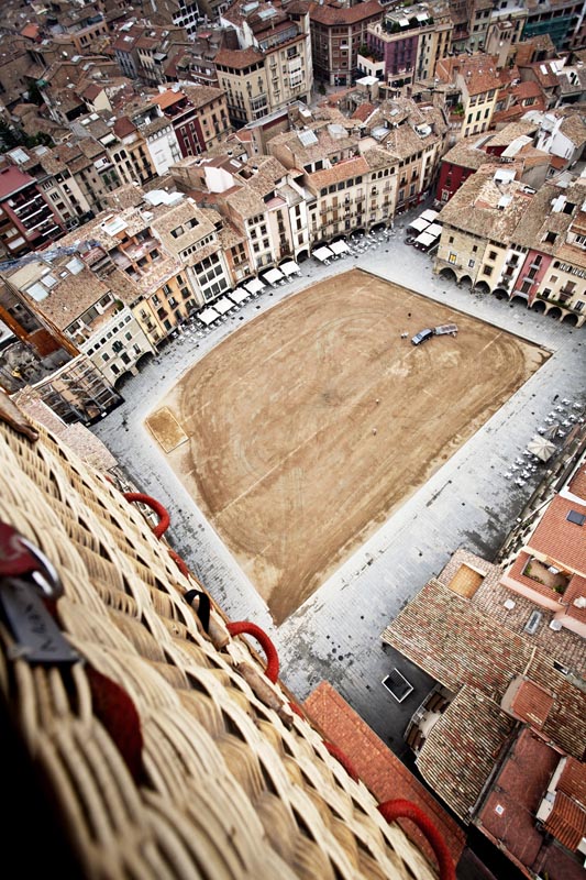 MedievalMercat's tweet photo. Una curiositat de la #plaçamajordevic ➡ Als s. XII i XIII, s’hi va començar a construir, al voltant del mercat que es feia a la zona. Les cases es feien amb porxos per resguardar-se del temps i els arcs havien de ser prou alts perquè hi passés un home a cavall.🏇
#VicMedieval https://t.co/96VUASClY4