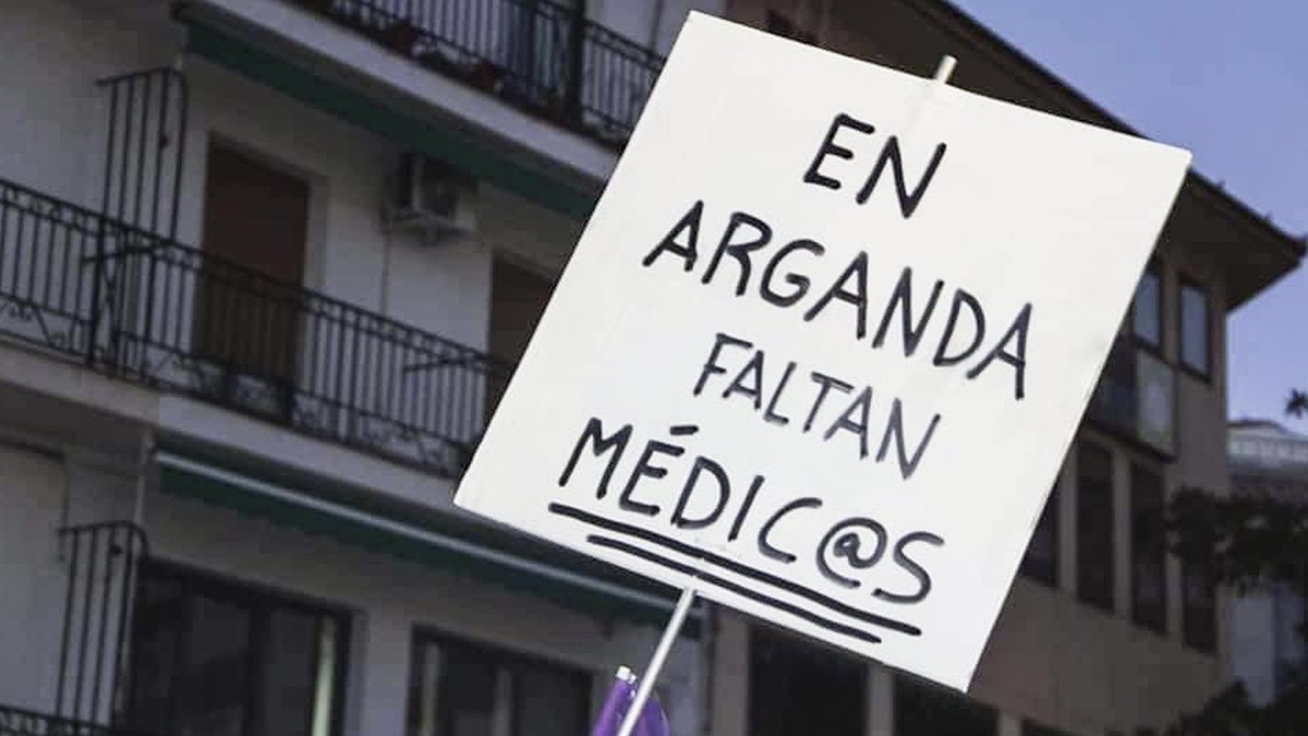IU_Arganda's tweet image. Ante el desmantelamiento del gobierno de #Ayuso, reivindicamos blindar la #SanidadPublica y cuidad a quienes nos cuidan, también en #Arganda:

- Reabrir SUAP (Servicios Urgencias Atención Primaria)
- Aumentar plantillas y subir un 20% los sueldos
