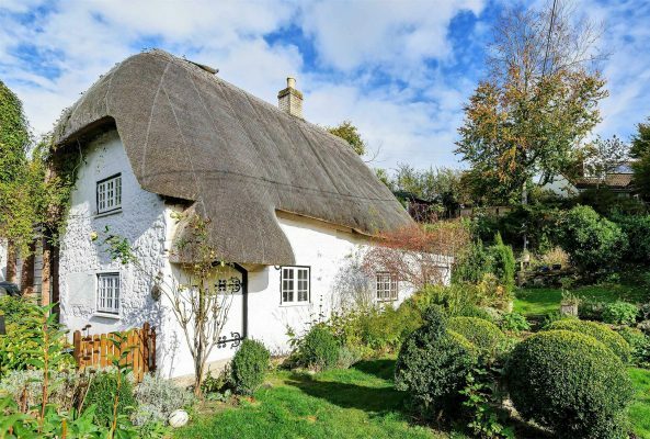 Countrylifemag's tweet photo. 15 absolutely beautiful character properties for sale at under £400,000 https://t.co/9aHeRZ9gLr https://t.co/5Z8CICpvmk