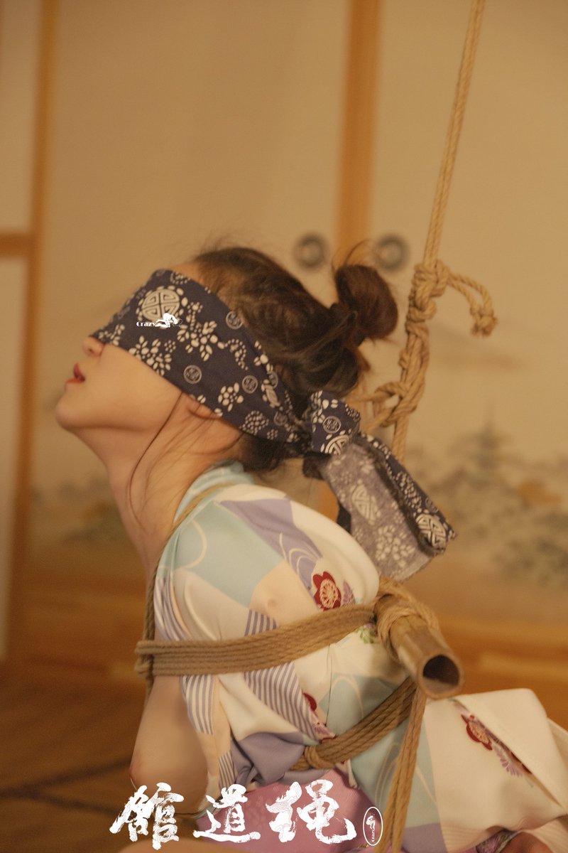 被缚起来的美女，看她深思的样子，她在想什么呢？？？
#bdsm #绳艺 #调教 #摄影 #紧缚 https://t.co/fNyb0eqchi