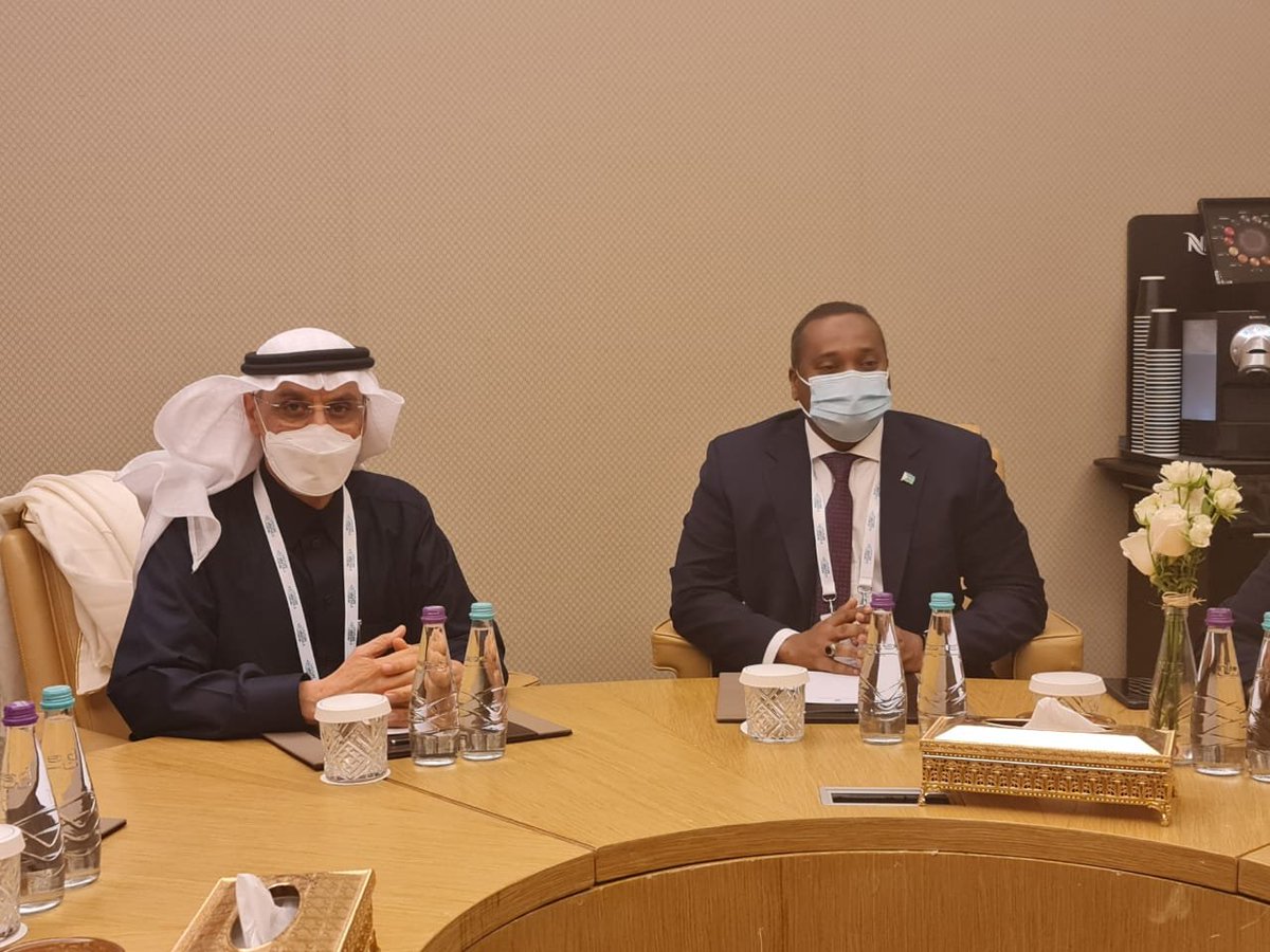 On the sidelines of #FutureMineralsForum, #IsDB President Dr. Muhammad Al Jasser held a bilateral meeting with 🇩🇯Djibouti's Minister of Energy & Natural Resources, Mr. Yonis Ali Guedi, discussed ways to deepen and expand the cooperation between the two sides. #FMF2022
