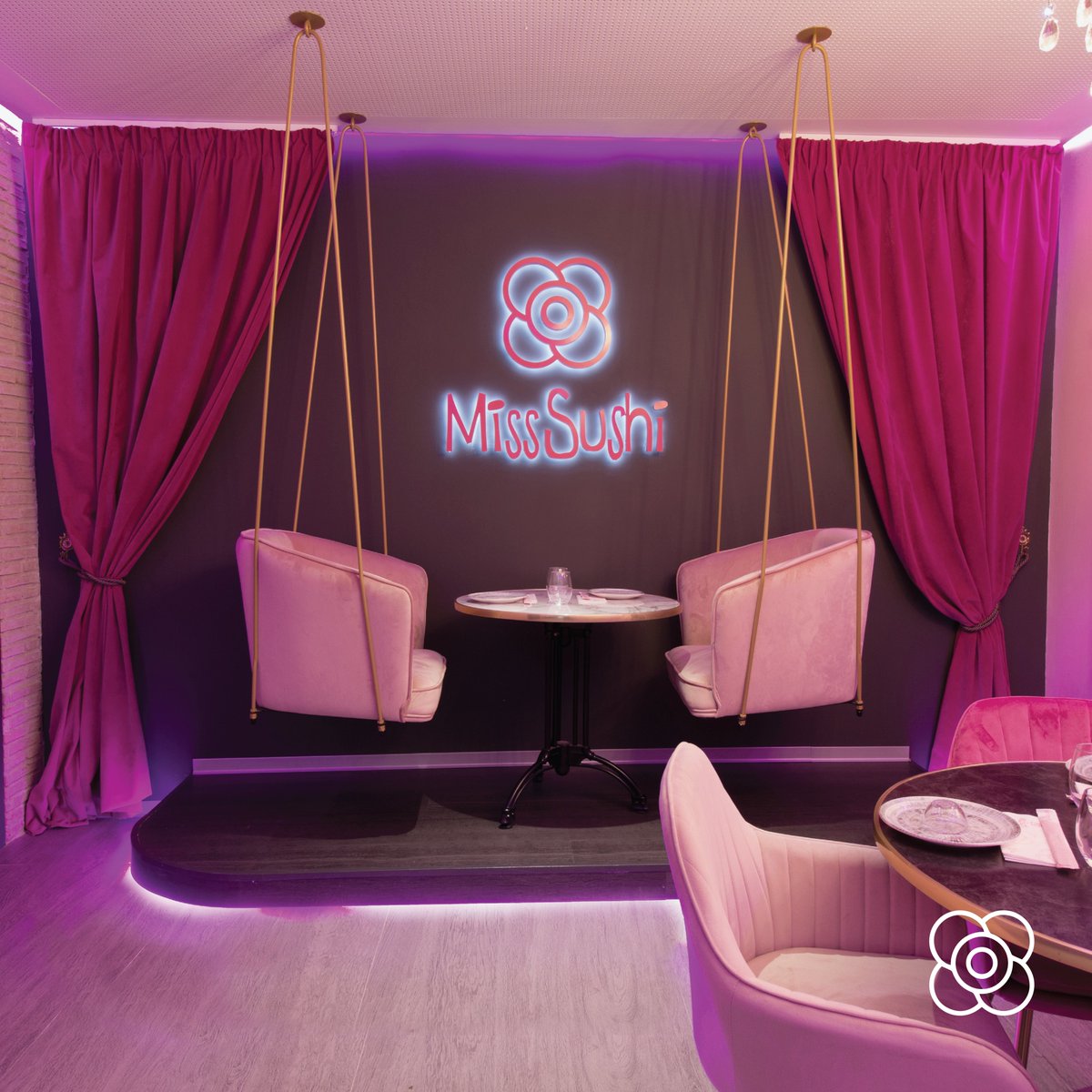 Los lugares bonitos con buena comida dan pie a las mejores momentos 🌸. ¿Has visto lo chulos que son los restaurantes de #MissSushi? Reserva tu mesa en misssushi.es #comidajaponesa #sushi #restaurantesmadrid #restaurantesbcn #restauranteschic #comidajaponesa