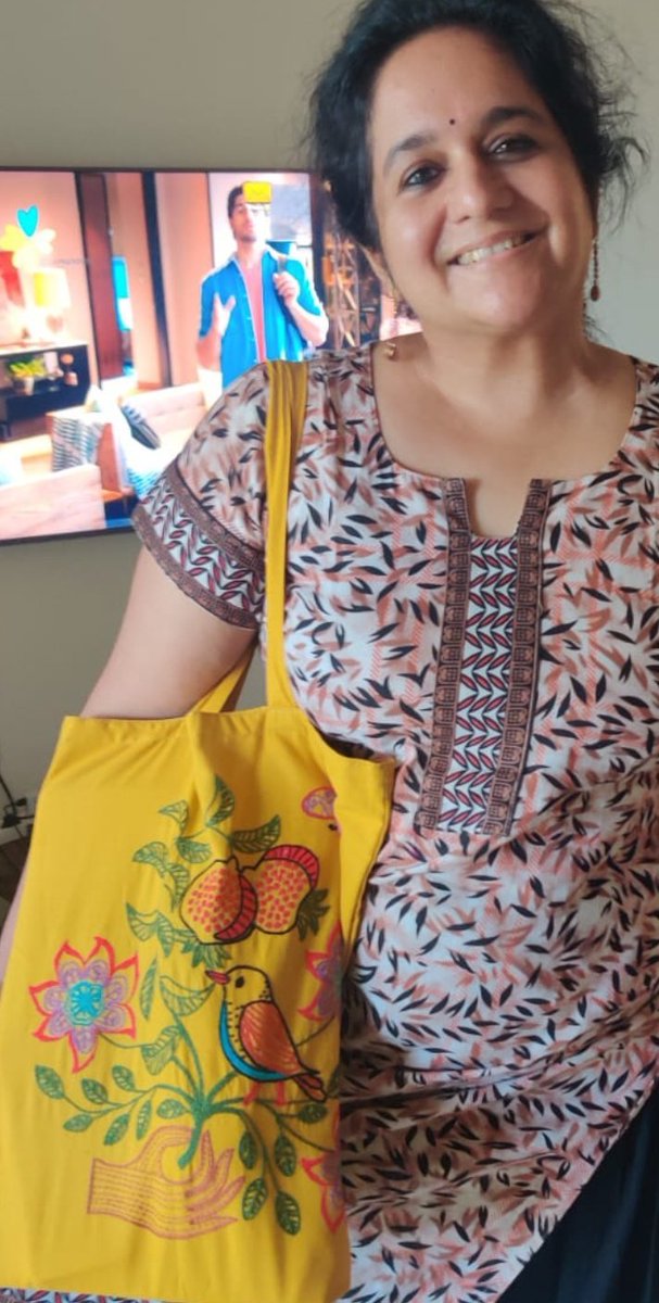 Scrolling down the TL found this coincidence to see two different generations carrying the #Manjapai

Gives lots of hopes 💛🛍️