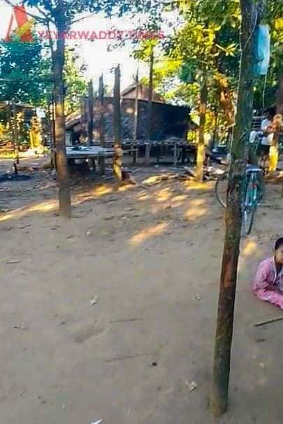 miN13700's tweet photo. 1/ On Dec 17, military arrived Tabyu vlg, Yangon's Taikkyi tsp, accused villagers of allowing PDFs to hide in vlg &amp; ordered them to relocate within 7 days. They also threatened to shoot dead locals &amp; burn down houses if they didn't relocate
#2022Jan12Coup
#WhatsHappeningInMyanmar https://t.co/EfONERTbCz