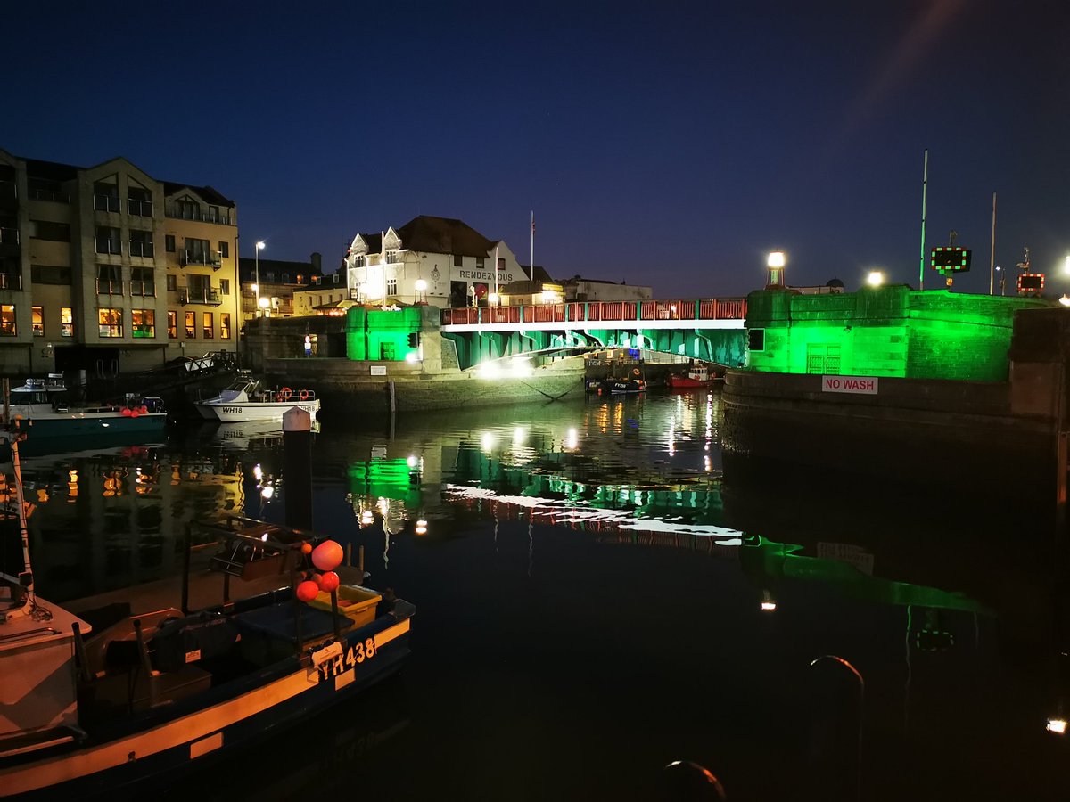 WeySoHo's tweet photo. WeySoHo winter nights. Always something colourful to see in this lovely lil' ol' town.
#townbridge #coastalliving #weysoho  #wednesdaythoughts
#weymouth #dorset 💙 https://t.co/uGAI0hQoak