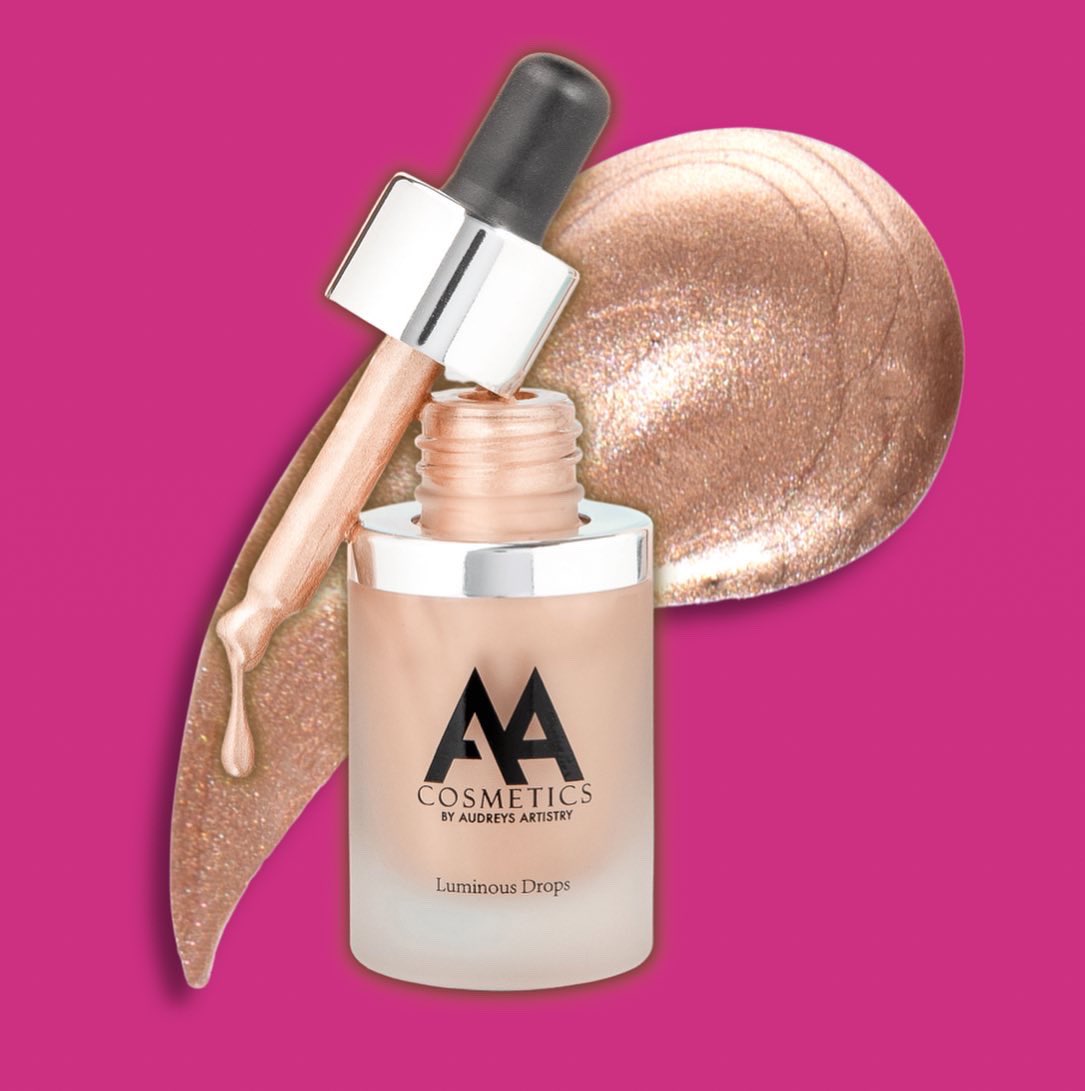 Luminous Drops

Shade: Chasin The Sun

Add the perfect amount of dew and glow to your favorite foundation. Or to an add extra glow to your finish look 🌟

AudreysArtistry.com