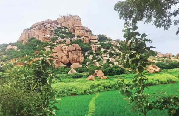 AmitSUpadhye's tweet photo. Several restrictions imposed in parts of #NorthKarnataka including banning entry to #Anjanadri Temple in #Anegundi of #Koppal this weekend #Dharwad Entry of visitors to #NeersagarReservoir banned 
Pix @HemanthTnie 
@santwana99 @NewIndianXpress @XpressBengaluru @KannadaPrabha https://t.co/ULhV6qeN93