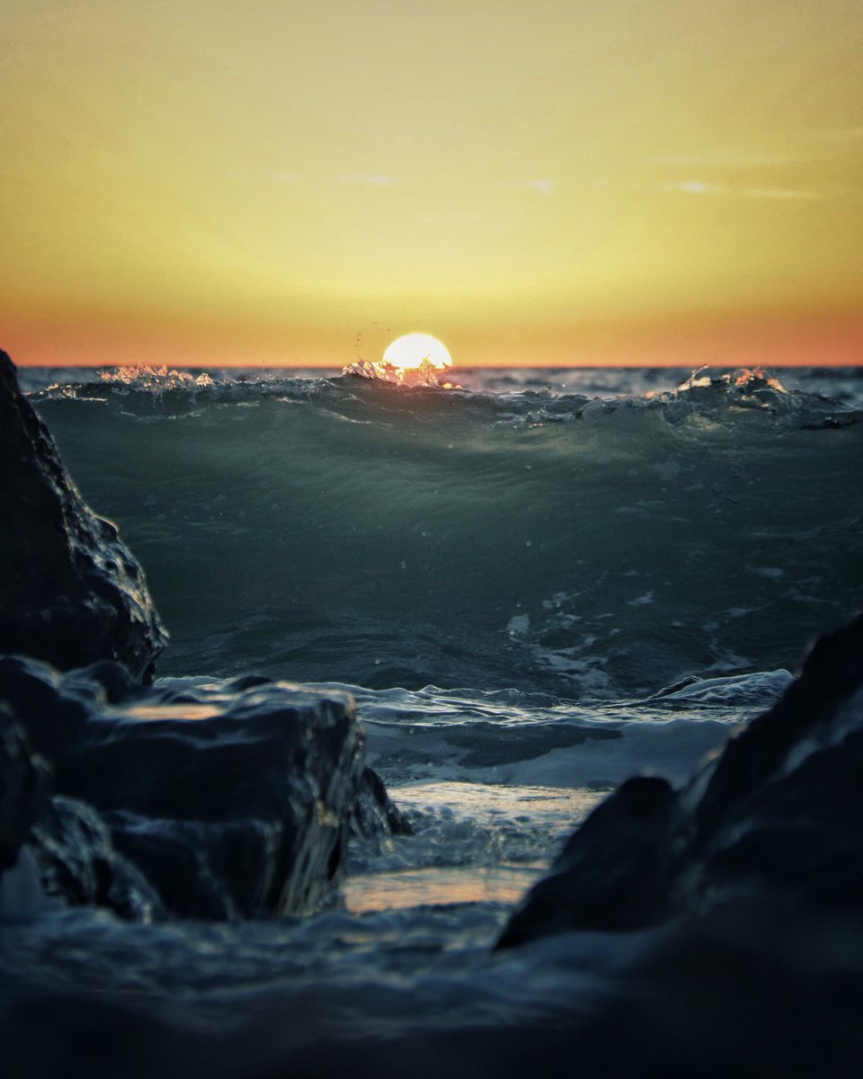 Sunsets on Anglesey 🧡 #weather #beach #anglesey <a href="/Ruth_ITV/">Ruth_TV</a> <a href="/kelseyredmore/">Kelsey Redmore</a> <a href="/S4Ctywydd/">S4C Tywydd</a> <a href="/AngleseyScMedia/">Anglesey socialmedia</a>