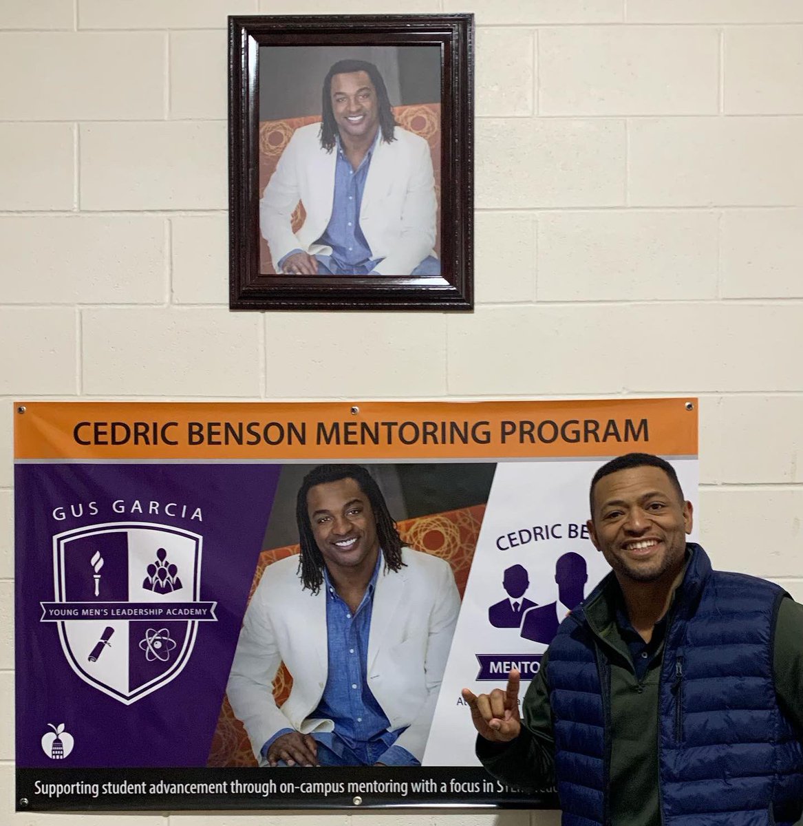A special thank you to the Gus Garcia YMLA students and staff for partnering with the Cedric Benson Mentoring Program and having me speak to the school. It was an honor to share my story of the ups and downs of being a pro-athlete and life after the NFL #givingback #philanthropy https://t.co/kxheSxw4TX