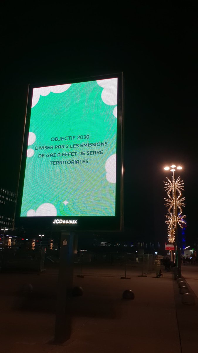BeuriotGuillaum's tweet image. @ParisLaDefense "OBJECTIF 2030 : DIVISER PAR 2 LES EMISSIONS DE GAZ À EFFET DE SERRE TERRITORIALES" 》je trouve que vous devriez commencer par supprimer les dizaines de panneaux de #publicité #numérique @JCDecaux_France à #LaDéfense
cc @RAP_Asso @RapSqy @Paris_RAP @barbarapompili