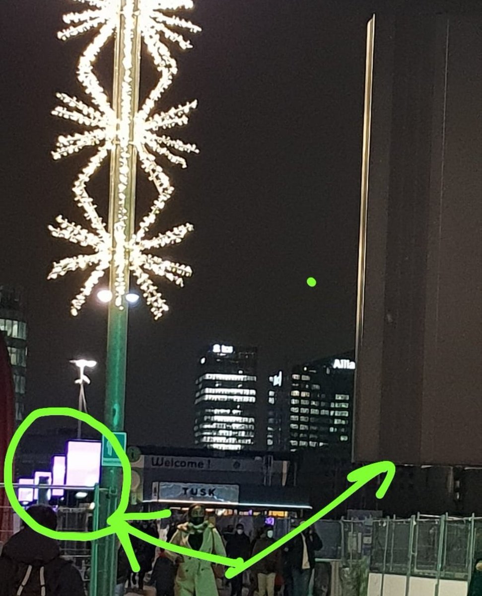 BeuriotGuillaum's tweet image. @ParisLaDefense "OBJECTIF 2030 : DIVISER PAR 2 LES EMISSIONS DE GAZ À EFFET DE SERRE TERRITORIALES" 》je trouve que vous devriez commencer par supprimer les dizaines de panneaux de #publicité #numérique @JCDecaux_France à #LaDéfense
cc @RAP_Asso @RapSqy @Paris_RAP @barbarapompili